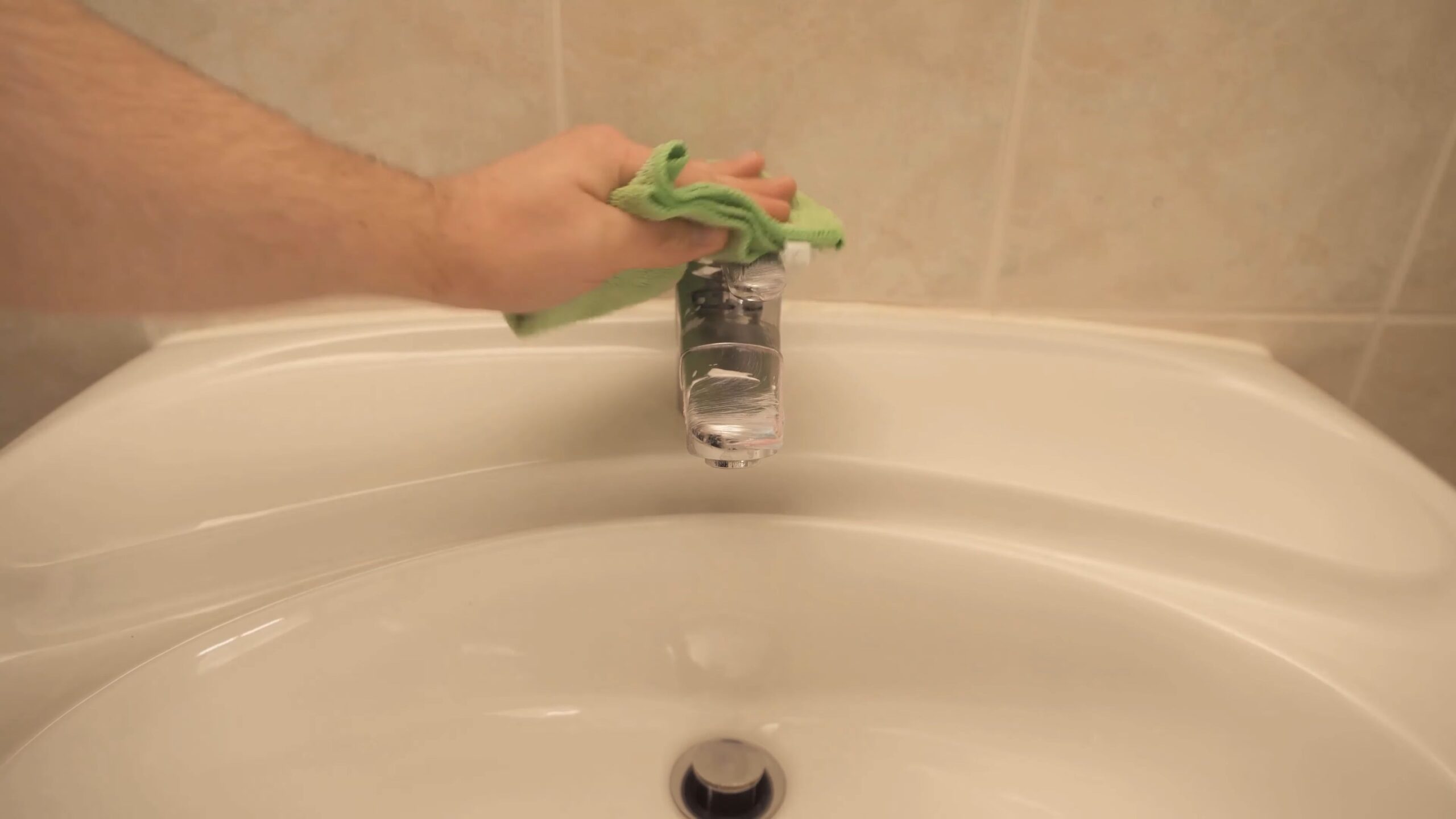 Polish faucet with toothpaste