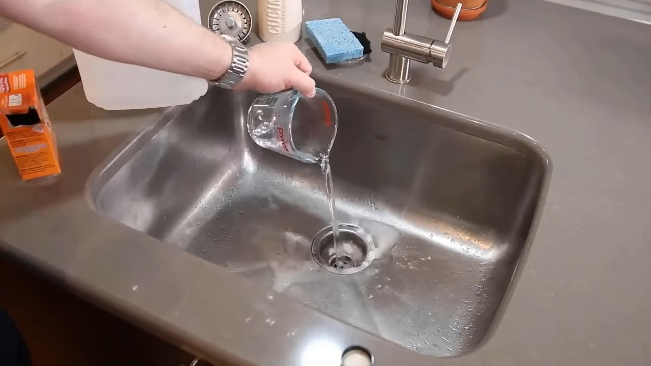 DIY drain cleaner baking soda vinegar